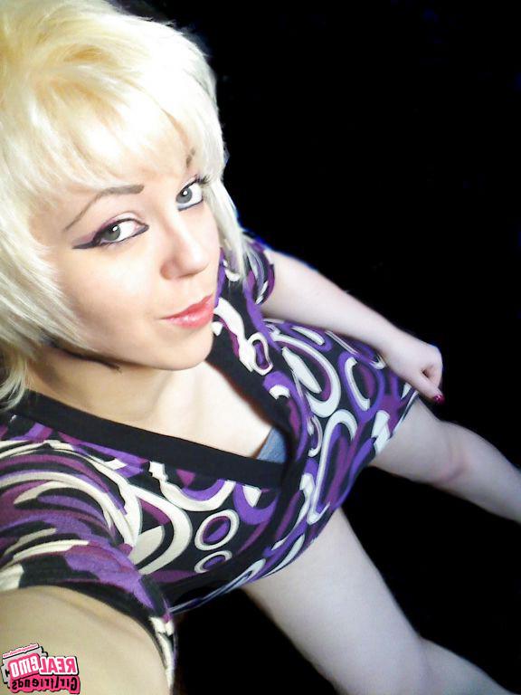 15P Self shot emo girlfriends posing for pics