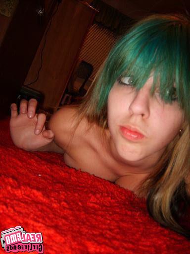 15P Self shot emo girlfriends posing for pics