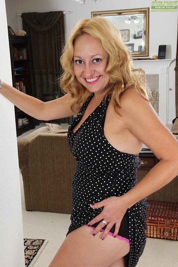 15P Mature amateur Roxy Jennings spreads her twat