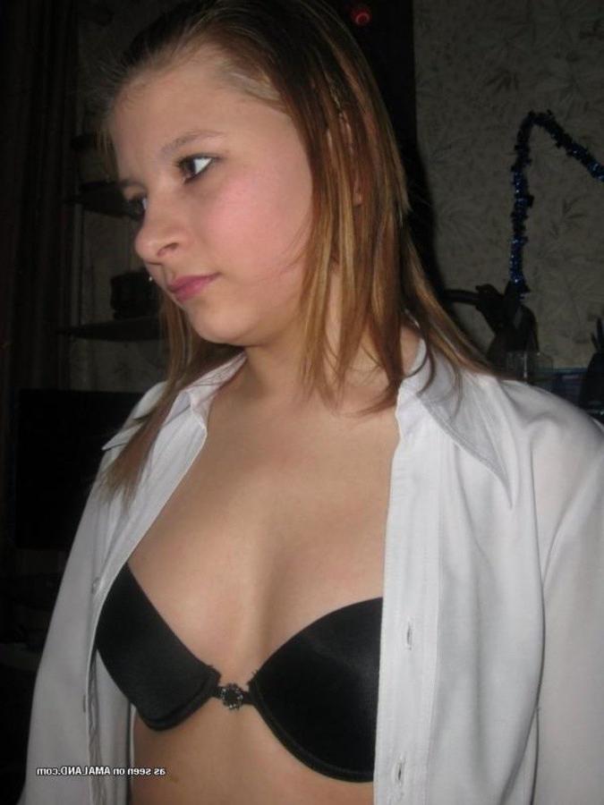 11P Pierced amateur babe posing in her sexy lingerie