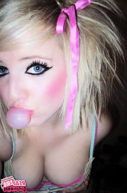 15P Cute self shot emo girlfriends posing for pics
