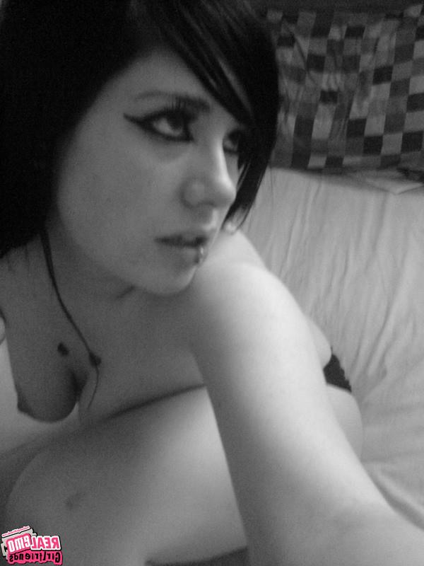 15P Cute self shot emo girlfriends posing for pics