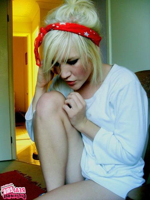 15P Cute self shot emo girlfriends posing for pics