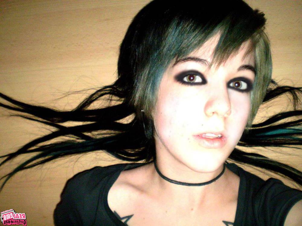 15P Cute self shot emo girlfriends posing for pics
