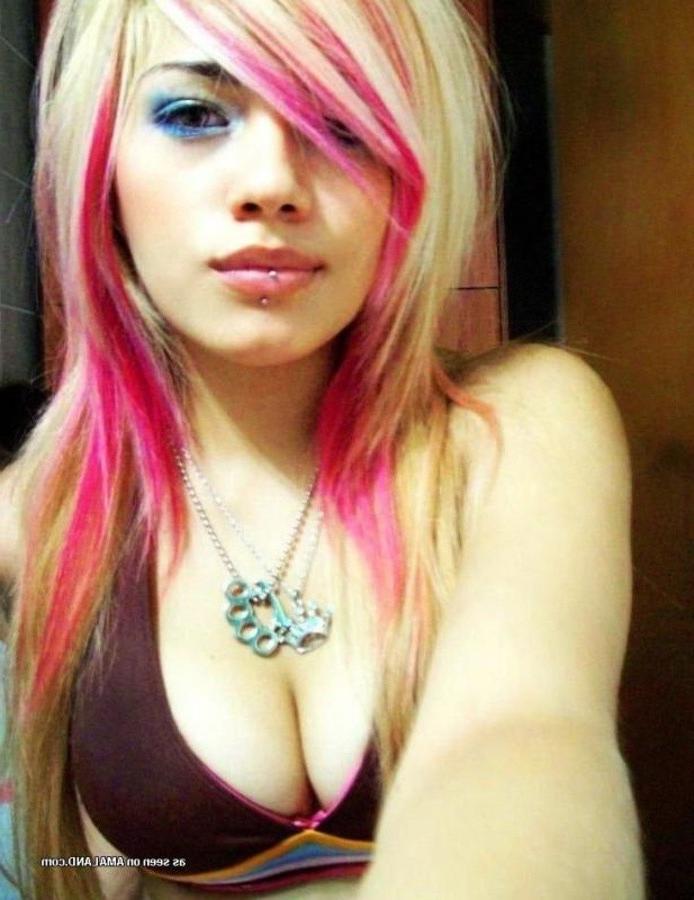 11P Pictures of a lovely sexy amateur pierced babe camwhoring