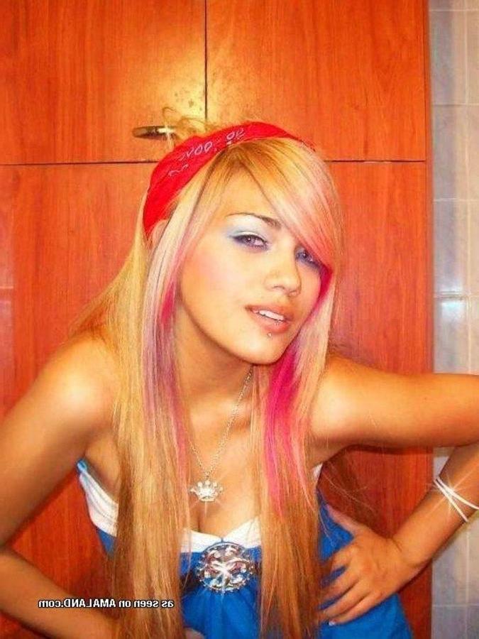 11P Pictures of a lovely sexy amateur pierced babe camwhoring
