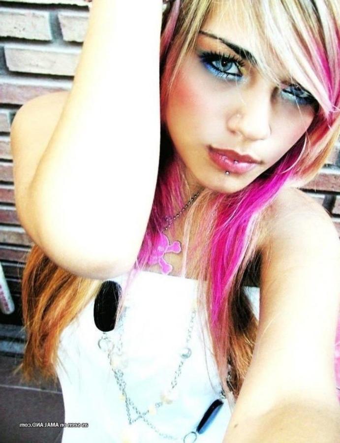 11P Pictures of a lovely sexy amateur pierced babe camwhoring