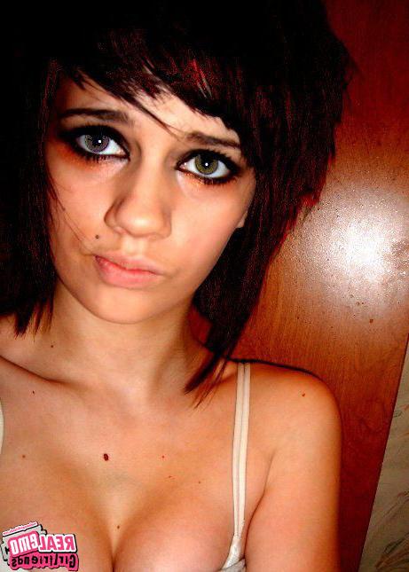 15P Emo girlfriends posing for cell pics