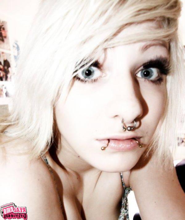 15P Emo girlfriends posing for cell pics