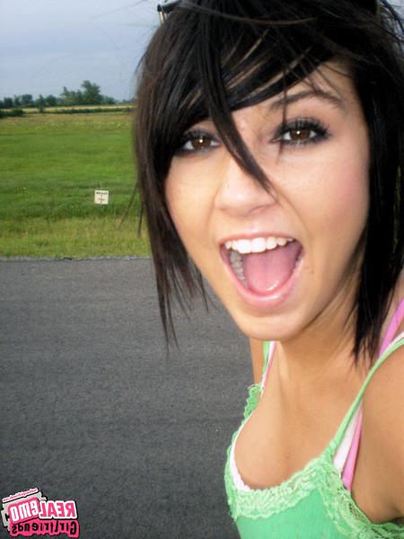 15P Emo girlfriends posing for cell pics