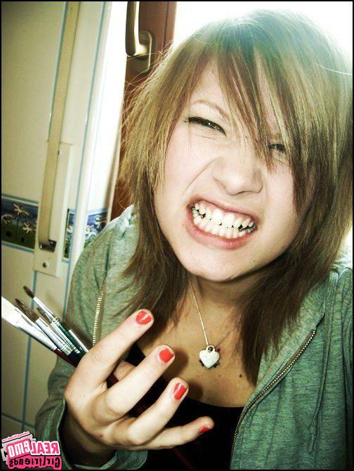 15P Emo girlfriends posing for cell pics