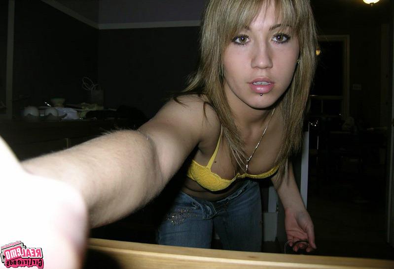 15P Emo girlfriends posing for cell pics