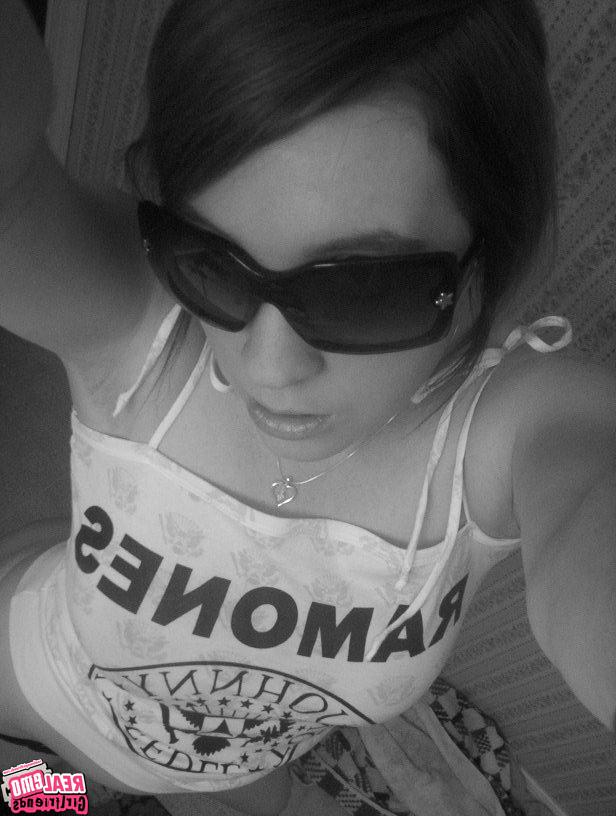 15P Emo girlfriends posing for cell pics