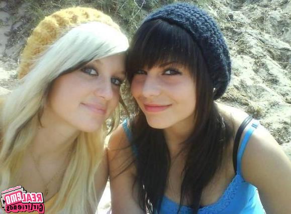 15P Emo girlfriends posing for cell pics