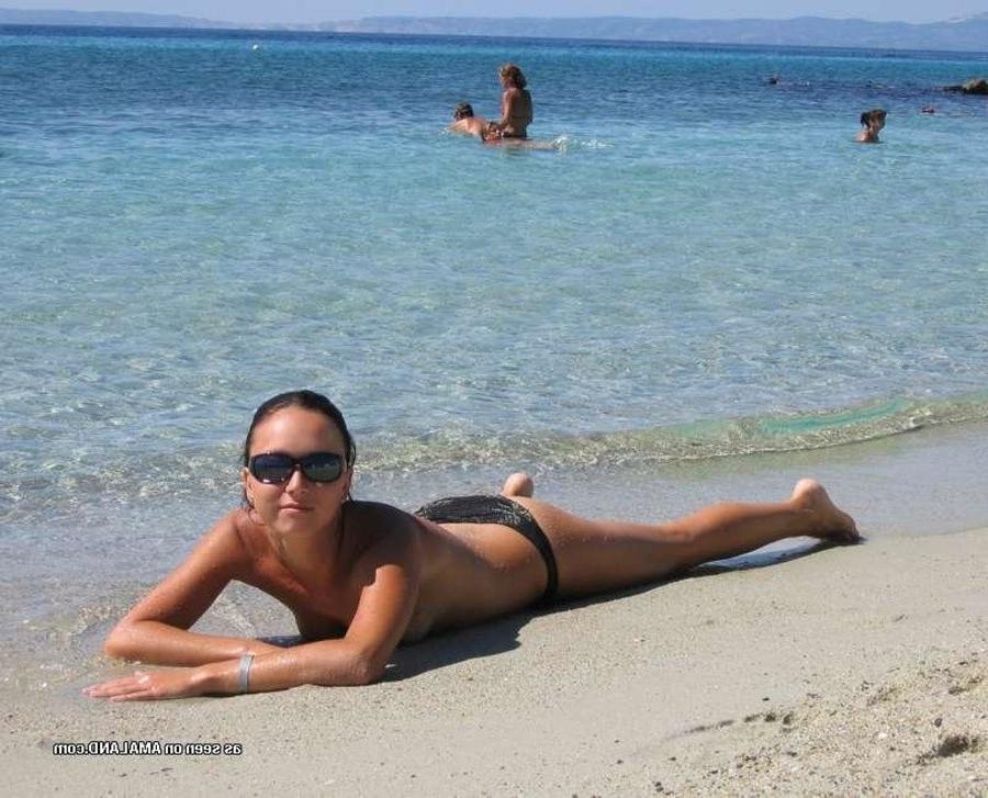 12P Gallery of an amateur kinky babe posing topless outdoors