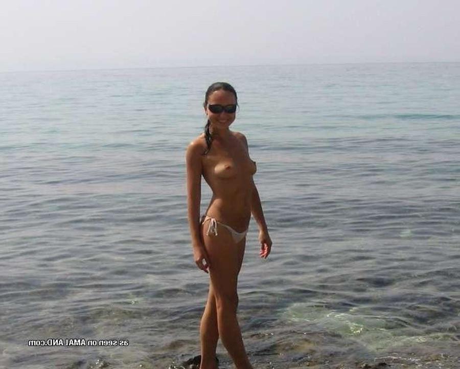 12P Gallery of an amateur kinky babe posing topless outdoors