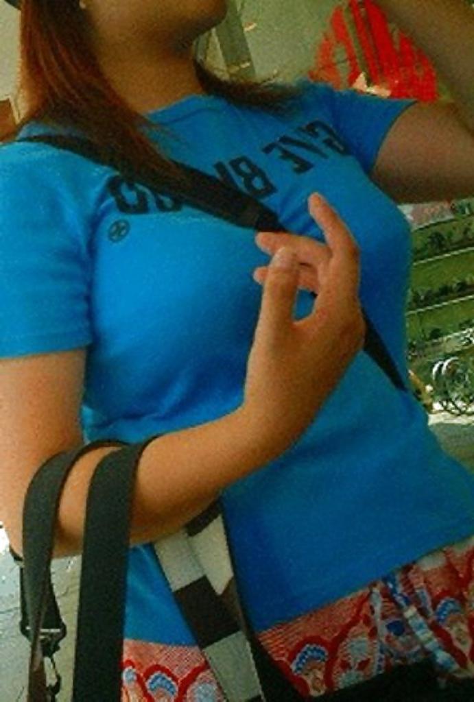 25P Bag strap between breasts