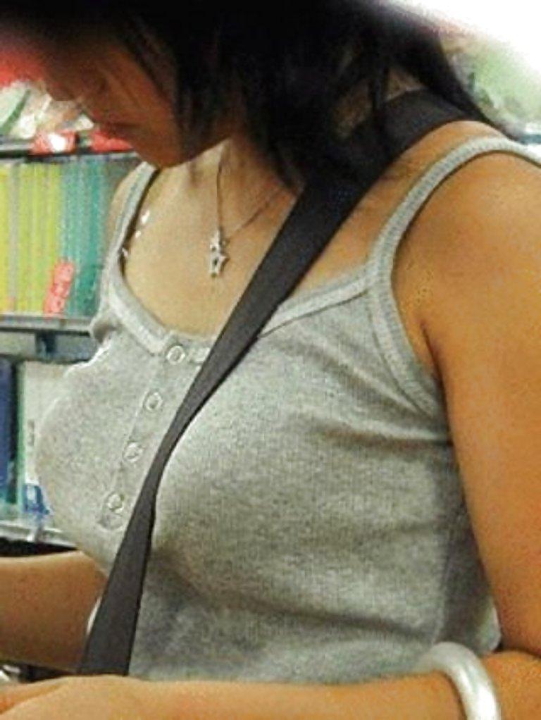 25P Bag strap between breasts