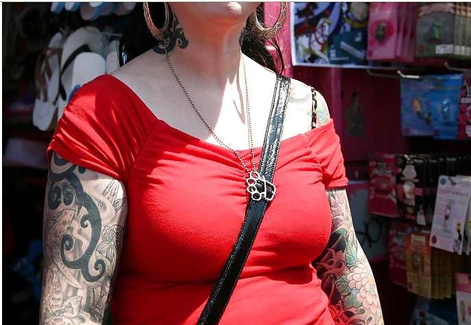 25P Bag strap between breasts