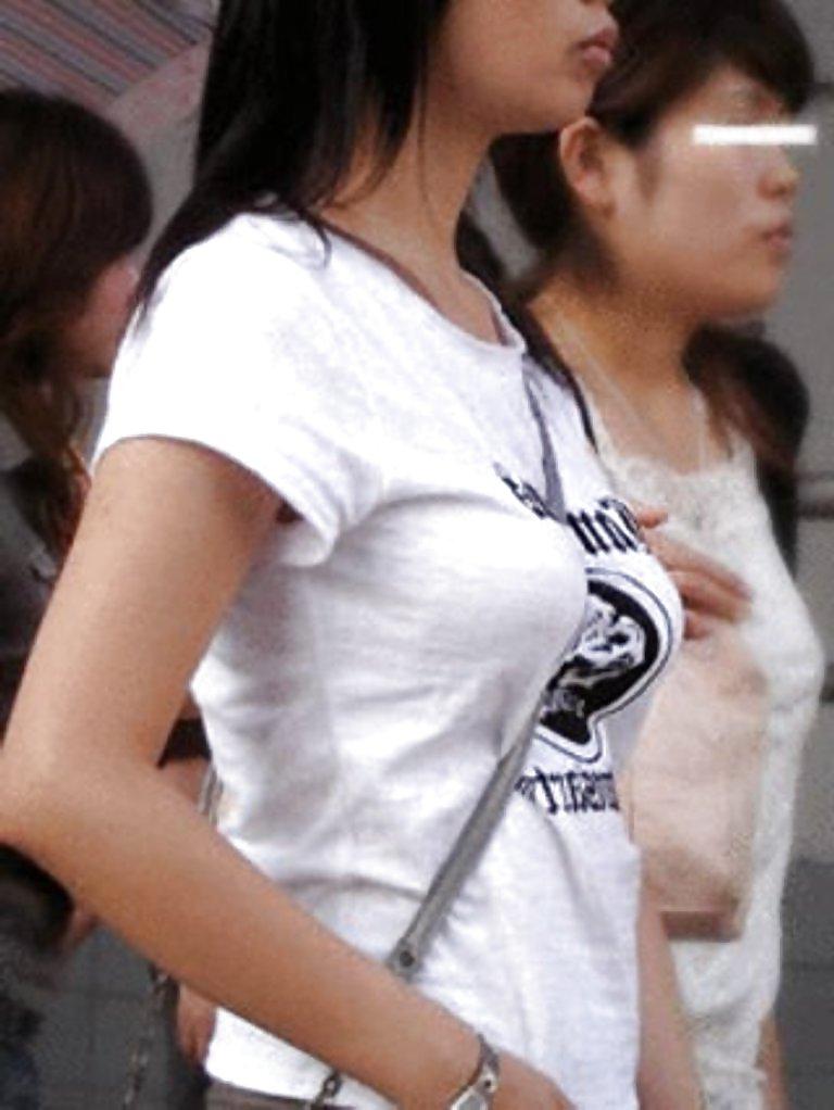 25P Bag strap between breasts