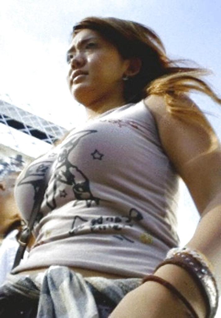 25P Bag strap between breasts