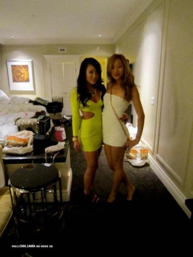 10P Sexy amateur Asian babes posing for the cam