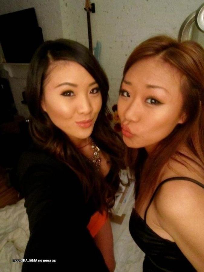 10P Sexy amateur Asian babes posing for the cam