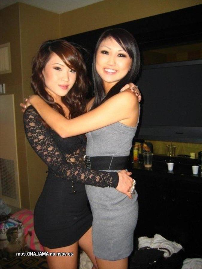 10P Sexy amateur Asian babes posing for the cam