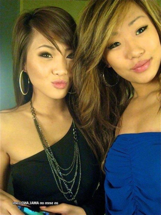 10P Sexy amateur Asian babes posing for the cam