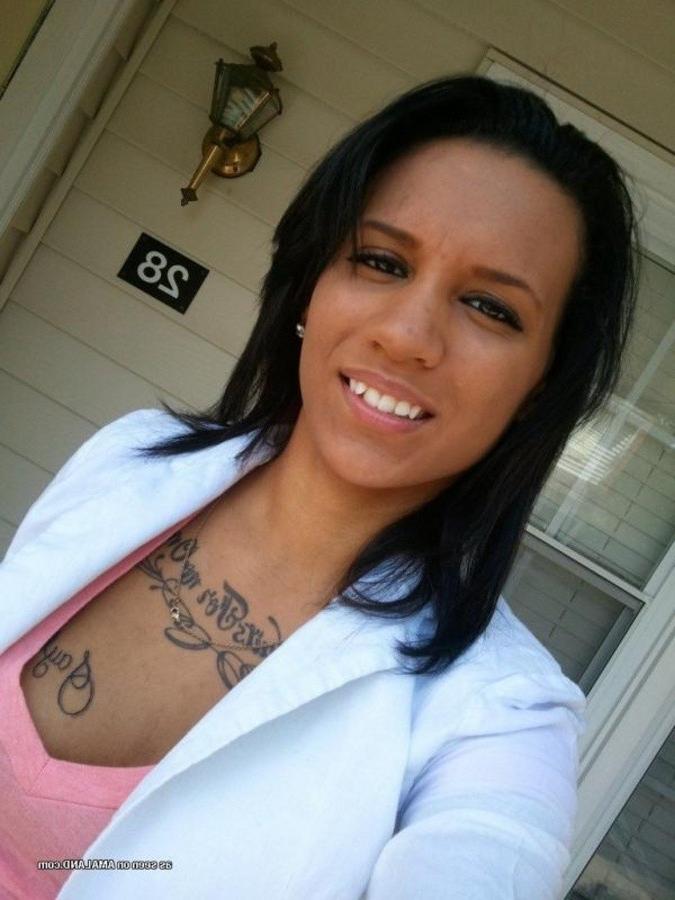 12P Gallery of an inked and pierced chick camwhoring