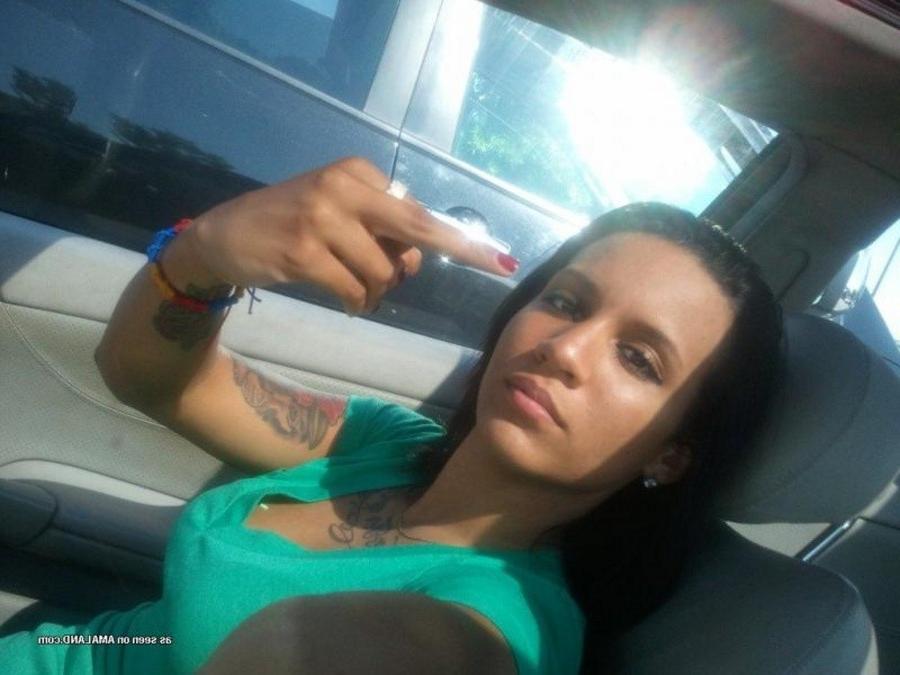12P Gallery of an inked and pierced chick camwhoring