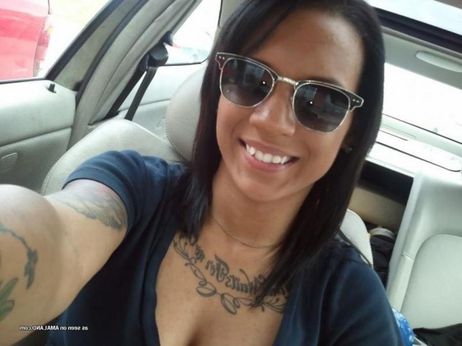 12P Gallery of an inked and pierced chick camwhoring