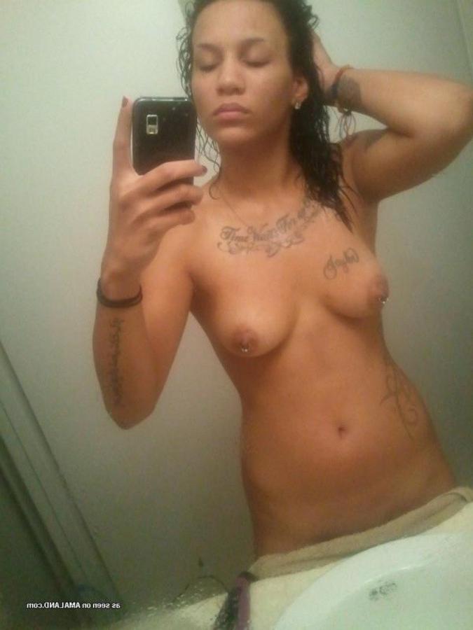 12P Gallery of an inked and pierced chick camwhoring