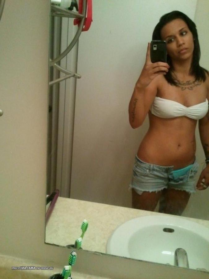 12P Gallery of an inked and pierced chick camwhoring