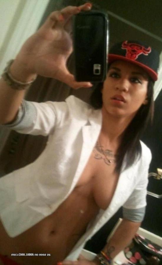 12P Gallery of an inked and pierced chick camwhoring