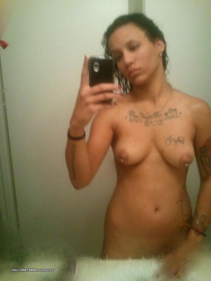 12P Gallery of an inked and pierced chick camwhoring