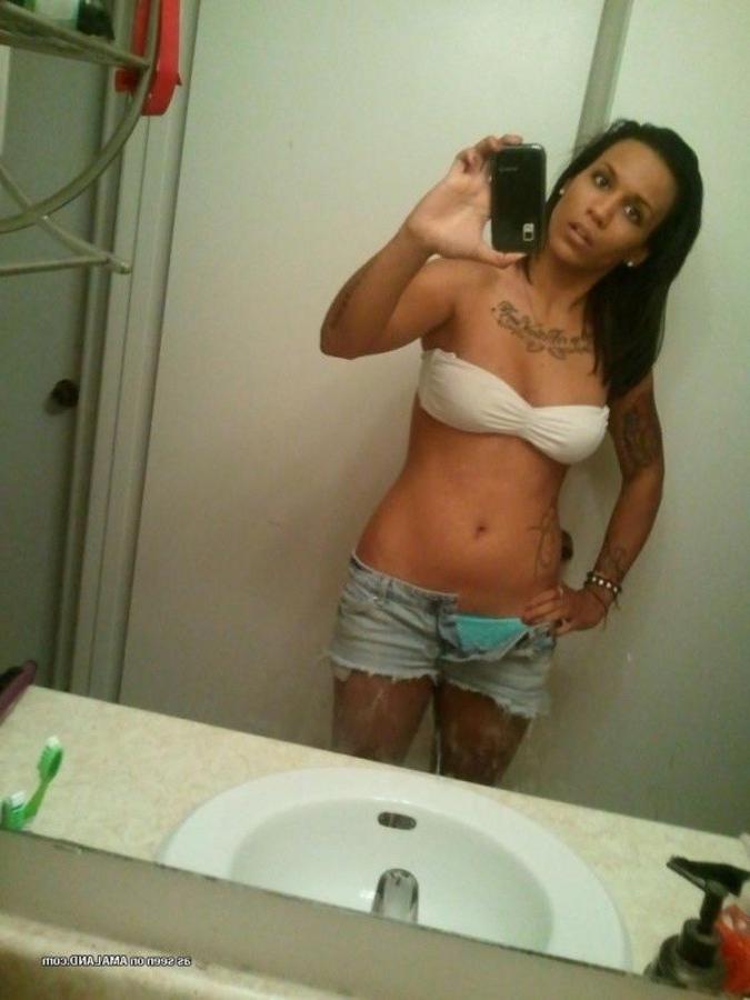 12P Gallery of an inked and pierced chick camwhoring