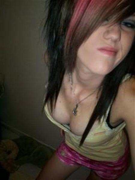 10P Seductive self-pics of emo babes