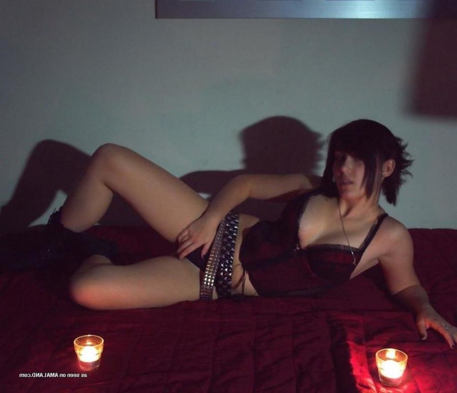 7P Gallery of naughty emo chicks teasing their boyfriends