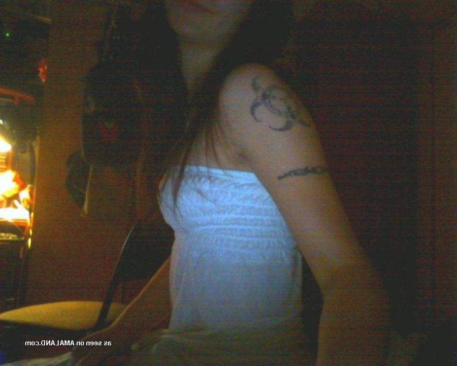 10P Gallery of a tattooed and pierced babe selfshooting