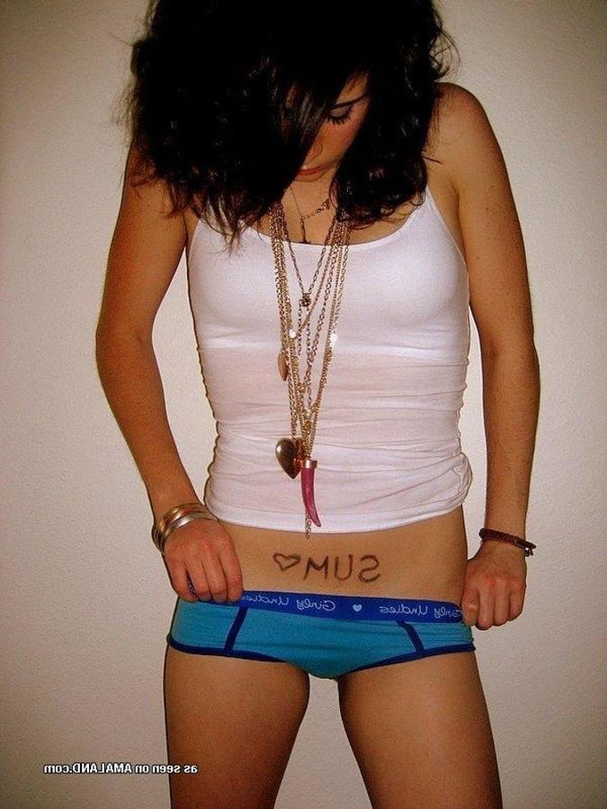 10P Collection of sexy emo babes posing around the house