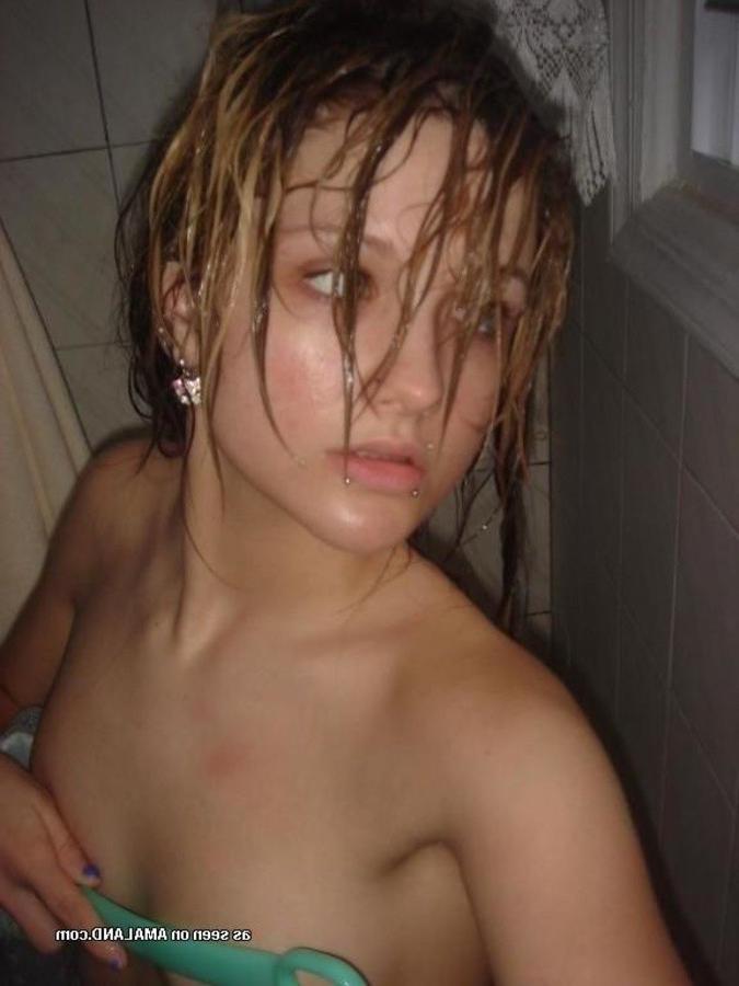 10P Collection of two amateur emo girlfriends posing sexy on cam