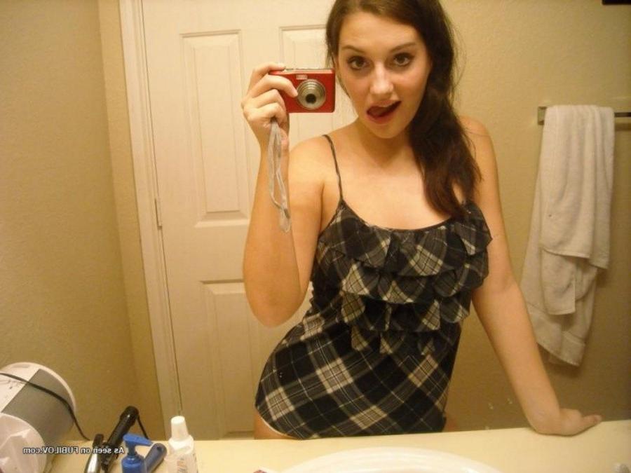 9P Gallery of an amateur sexy babe displaying her nice breasts