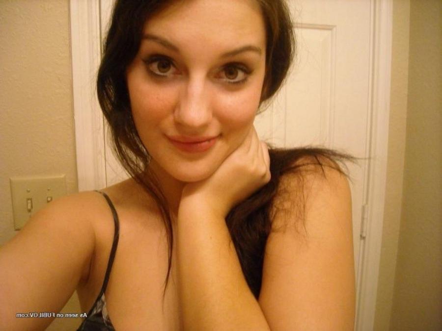 9P Gallery of an amateur sexy babe displaying her nice breasts