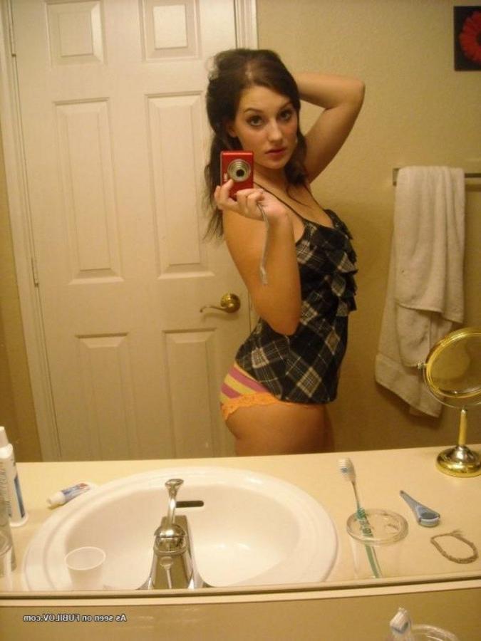 9P Gallery of an amateur sexy babe displaying her nice breasts