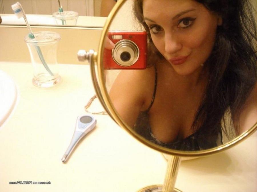9P Gallery of an amateur sexy babe displaying her nice breasts