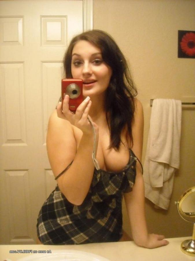 9P Gallery of an amateur sexy babe displaying her nice breasts