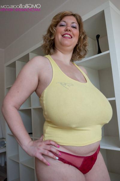 15P Chubby mature babe tries lifting her humongous titties