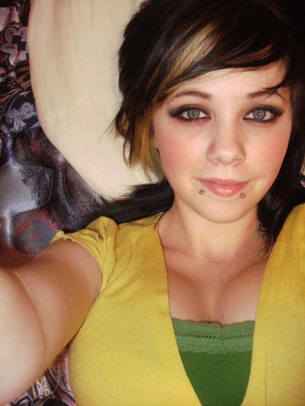 10P Pictures of pretty emo girls selfshooting