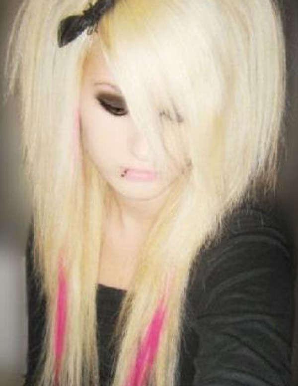 10P Pictures of pretty emo girls selfshooting